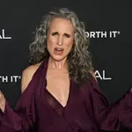 Uz ovako divnu kosu i savršenu haljinu ženi ne treba ništa drugo, Andie MacDowell to dobro zna