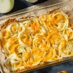 Umjesto krumpira: Zapečeni luk sa sirom odličan je prilog pečenjima
