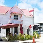 Kakva zemlja! Nedjeljom ne radi aerodrom, pista prelazi preko prometne ceste, a ljudi su najdeblji na svijetu