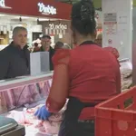 Navala na mesnice, a posebno traženog mesa nema: "Ovo uvozno, palcem uzmeš i stisneš. Ako propadne, nije dobro"