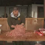 VIDEO Ministar zasukao rukave i primio se posla: Pogledajte kako se snašao na kolinju