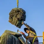 Tito opet ima glavu: Zavarivači sanirali skulpturu nakon nezapamćenog vandalizma