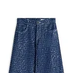 Kombinacija s plavim trapericama, sivim puloverom i klasičnim salonkama