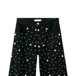 Kombinacija s crnim trapericama, zelenim puloverom i kaubojkama