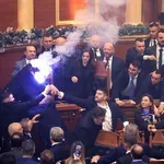 Kaos u parlamentu: Oporba se sukobila s osiguranjem, ubacili baklje i dimne bombe