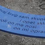 Podigla se prašina zbog klupe na našoj obali posvećenoj frontmenu benda iz Juge: "Prijavila sam sve policiji..."