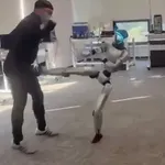 Viralan video kruži internetom: Robot udario muškarca u najbolnije mjesto