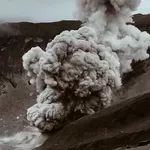 Snimio erupciju vulkana iz nevjerojatne blizine, ima sreće što je sačuvao živu glavu