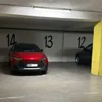 Parkiranjem na rubu apsurda privukli pažnju prolaznika, neki vozači stvarno nemaju obzira