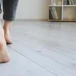 Stručnjaci odgovorili na vječnu nedoumicu! Koliko je opasno hodati bos po kući?