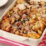 Kolač od starog kruha: Jeftin, brz i sočan desert koji se može jesti i za doručak