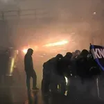 FOTOGALERIJA Dramatične scene u susjedstvu: Sukobili se policija i prosvjednici, više osoba uhićeno