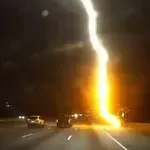 Za dlaku izbjegli udar groma, kamera otkrila koliko su bili blizu