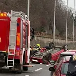 Prometna nesreća usred popodnevne gužve: Vozilo završilo na krovu, a jedna osoba ozlijeđena