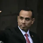 Snimljen na tajnoj večeri s biznismenom pa ekspresno smijenjen, predsjednik izdržao samo četiri mjeseca