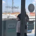 Kolege joj podvalile prije nego što je uspjela popiti jutarnju kavu, ali posljedice su je pošteno nasmijale