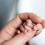 Stravična tragedija u susjedstvu: Otac zaspao s bebom, kad se probudio bila je modra i bez zraka. Preminula je