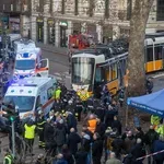 VIDEO Teška nesreća u susjedstvu! Tramvaj iskočio iz tračnica, najmanje jedna osoba poginula. Snimljen trenutak nesreće