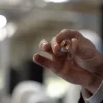 Muskovi planovi za Neuralink: Masovna proizvodnja, automatska ugradnja i spajanje "svijesti s umjetnom inteligencijom"