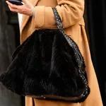 12 krznenih torbi koje će začiniti svaku kombinaciju, bilo da idete na posao, kavu ili neku svečanost