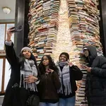 Turisti satima stoje na hladnoći čekajući u redu zbog skulpture koju je proslavio - TikTok