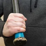 Policija na hitnoj intervenciji: Dvojica vilama i letvama nasrnuli na muškarca u vozilu