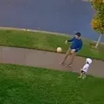 Što to izvodi? Tata se malo previše zaigrao, a sve snimila nadzorna kamera