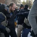 Šokantne scene iz Minnesote: Suzavac i šok granate na prosvjednike, priveli dječaka