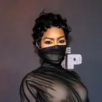 Ako mislite da je maska na licu najupečatljiviji dio haljine Teyane Taylor, morate pogledati bokove