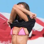 Senzacija na plaži! Kad je skinula majicu, napravila je pravi vizualni spektakl u badiću