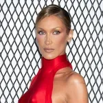 Ovo nije samo haljina: Bella Hadid dobro zna što radi s ovim crvenim izdanjem, iznenadit će vas