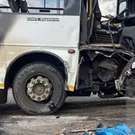 Stravična nesreća: Kamion smrskao autobus pun djece, ima mrtvih