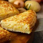 Bogati okusi siromašne kuhinje: Recept za omiljenu pikantnu pitu od jaja i krumpira