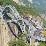 Na 140 metara visine: Vijugavi stakleni most na čiji bi se vrh popeli samo najhrabriji