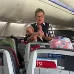 Junakinja na visinama: Smirila bebu na letu, putnici je prozvali sveticom