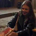 Izigravala konobaricu pa pokazala zašto je bolje prepustiti stvar profesionalcima