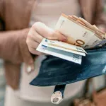 Krivotvorenim novčanicama joj isplatio dug, ona otišla u šoping: Policija ih oboje uhitila