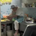 Uhvatio djelatnicu restorana u odvratnom činu, gledatelji ne mogu vjerovati očima