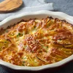Zapečeni krumpir koji je glavna zvijezda ručka: Recept za prilog koji vraća u djetinjstvo
