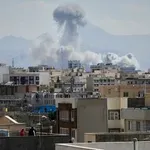 U napadima oštećena zgrada veleposlanstva Srbije: Diplomatsko osoblje povučeno