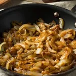 Karamelizirani luk možete napraviti dvostruko brže uz jedan trik-sastojak