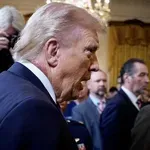 Objavljena fotografija crvene mrlje na Trumpovom vratu: Oglasila se Bijela kuća