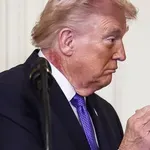 Snimka iz Bijele kuće pokrenula nagađanja: Što se događa s Trumpovim vratom?