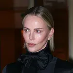 Charlize Theron: Hlače stvorene za proljetne kombinacije, a bijele tenisice vole i više od visokih potpetica