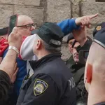 Urlaju, psuju i vrijeđaju ispred domova neistomišljenika. Na meti novinari i političari: "To su vrlo ozbiljne stvari"