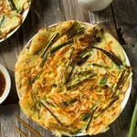 Da biste napravili ove prefine palačinke od mladog luka treba vam samo 5 sastojaka