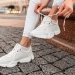 15 modela bijelih tenisica koje mnoge žene vole i više od proljetnih cipela, osvježit će svaku kombinaciju