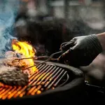 Zbog očevog roštilja cijela obitelj završila u bolnici: Nevjerojatno gdje je zapalio vatru