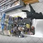 VIDEO Dramatične scene pokušaja pljačke u susjedstvu: Napadač je izvukao pušku, a onda je uslijedila borba