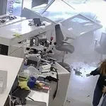 Auto se zabio u trgovinu, a kamere otkrile koliki su zaposlenici zapravo sretnici